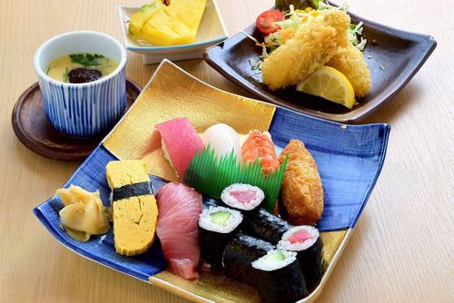 寿司とカキフライ定食